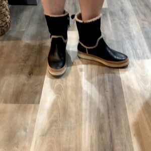 Tom’s fur lined boots size 8 1/2.